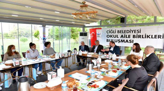 Başkan Gümrükçü okul aile birliği başkanlarıyla buluştu