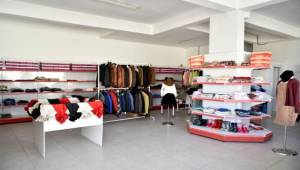 Bornova’da ihtiyaç sahiplerine giysi desteği