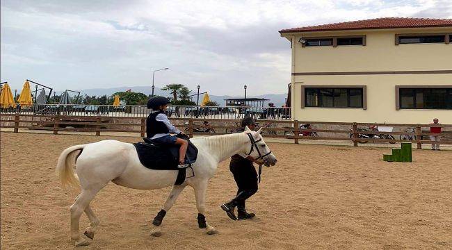 Ödemiş Belediyesi Taypark’ta çocuklar için atla gezinti turları başladı