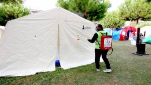 Bayraklı Belediyesi çadırları dezenfekte ediyor