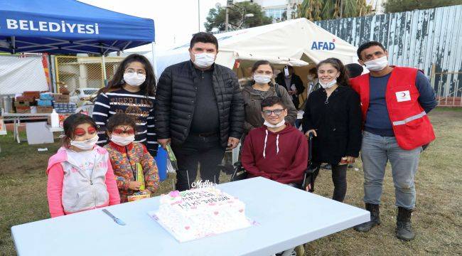Çadır kentte umut dolu doğum günü sürprizi