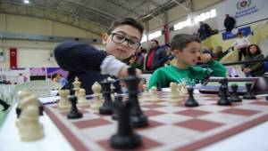 Haydi, çocuklar satranç turnuvasına