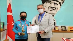 Satranç şampiyonları ödüllerini Başkan Arda’dan aldı