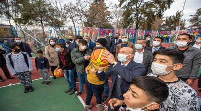 Buca’da adını taşıyan parka heykeli dikildi 