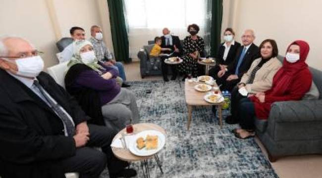 CHP Lideri Kılıçdaroğlu İzmir’de depremzedeleri ziyaret etti