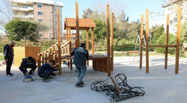 Gaziemir’in parklarındaki oyun grupları yenileniyor