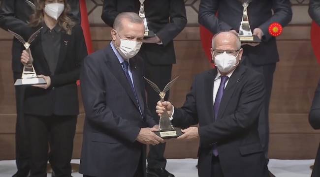 TÜBİTAK ödüllü Egeli akademisyen ödülünü Cumhurbaşkanı Erdoğan’ın elinden aldı