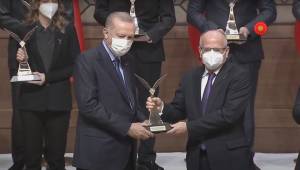 TÜBİTAK ödüllü Egeli akademisyen ödülünü Cumhurbaşkanı Erdoğan’ın elinden aldı