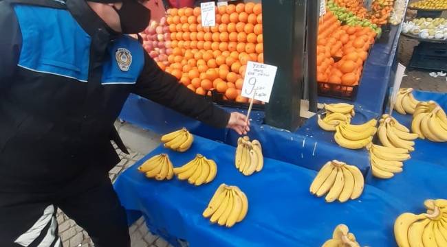 Bergama zabıtası pazaryerinde etiket kontrolü yaptı