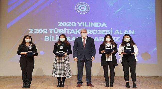 Rektör Budak’tan Egeli bilim kadınlarına plaket