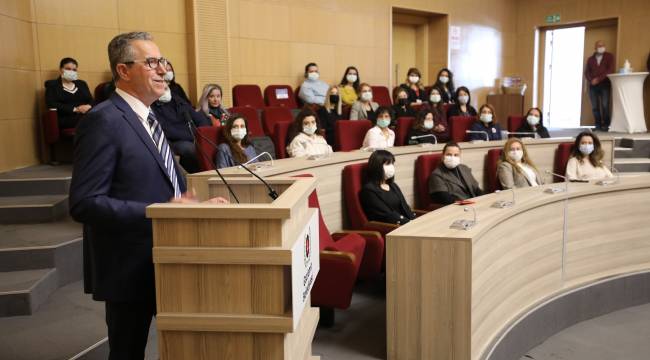 Başkan Arda’dan kadın çalışanlara kitap armağanı