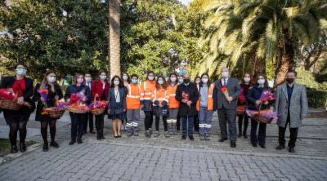 Başkan Soyer kadınlara karanfil dağıttı