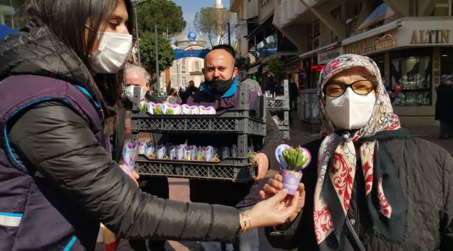  Büyükşehir Belediyesi Kadınlara Çiçekler Armağan Etti