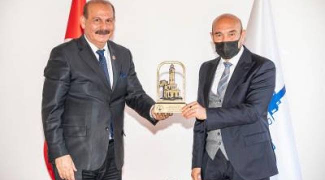 İzmir Konfederasyonu'ndan Başkan Soyer'e ödül