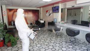 Kemalpaşa'da berber ve kuaförler dezenfekte ediliyor