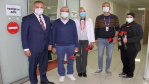 Tıp Bayramı’nda Buca’nın sağlıkçılarına karanfil jesti 