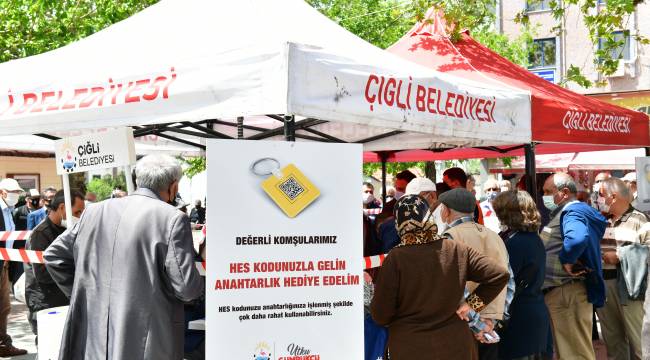 Çiğli’de Vatandaşlara HES Kodlu Anahtarlık Dağıtıldı