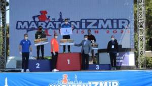 Maratonİzmir’de şampiyonlara geri dönüşümlü kupa