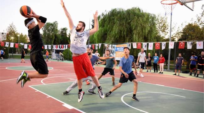 Bornova’da basketbol sahaları yenileniyor