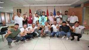 Karşıyakalı Şampiyonlar Kupayı Başkan Tugay'a Götürdü