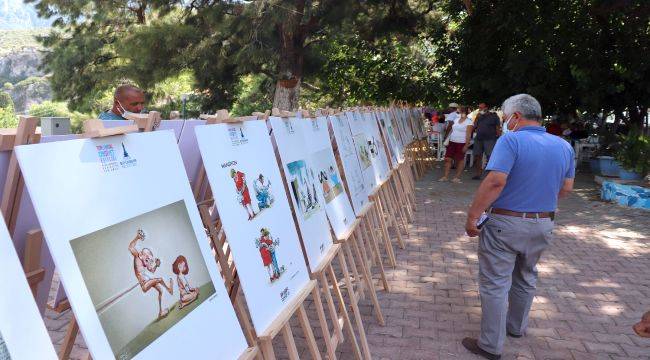 Ödüllü karikatürler ile mizah Karaburun'da