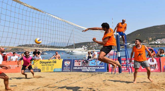 Yeni Foça'da Plaj Voleybol Turnuvası