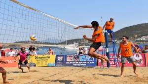 Yeni Foça'da Plaj Voleybol Turnuvası