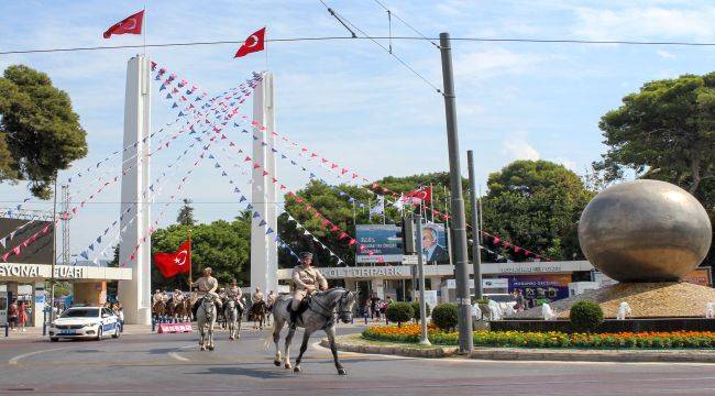 90. yılında 99 yıllık kurtuluş öyküsü İzmir, yeni yaşını fuarda kutladı