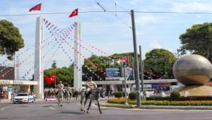 90. yılında 99 yıllık kurtuluş öyküsü İzmir, yeni yaşını fuarda kutladı