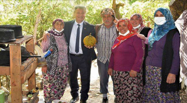 Başkan İduğ, Tarlada Çalışan Kadınları Ziyaret Etti