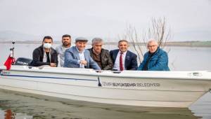İzmir Büyükşehir Belediyesi Tarlaları Baraj Altında Kalan Çiftçiye Tekne Hibe Etti
