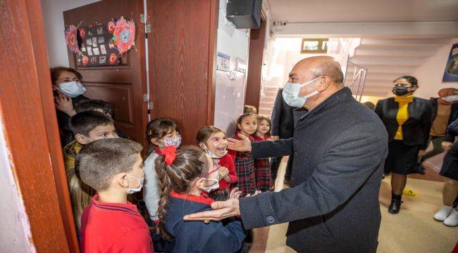 Başkan Soyer'den Öğrencilere Sürpriz Ziyaret