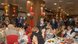 Başkan Soyer, Huzurevi Sakinlerinin Yeni Yılını Kutla
