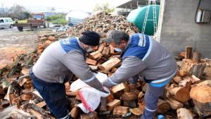 Bornova'da İhtiyaç Sahiplerine Odun Desteği Verildi