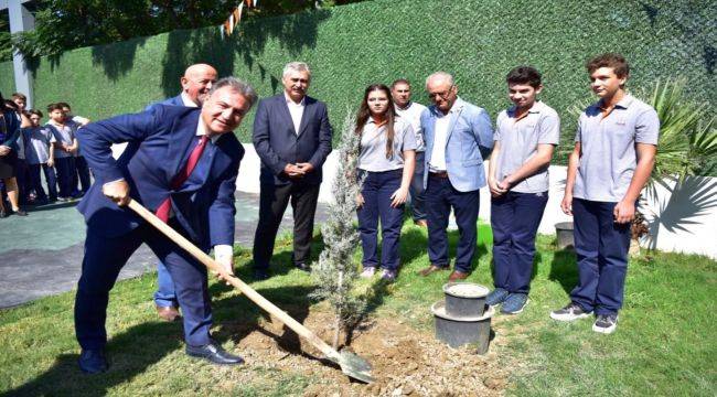 Bornova Parklarını Yenileniyor, Yeşillendiriyor