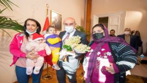 Seyyar Çiçekçilerden Başkan Soyer'e Teşekkür Ziyareti