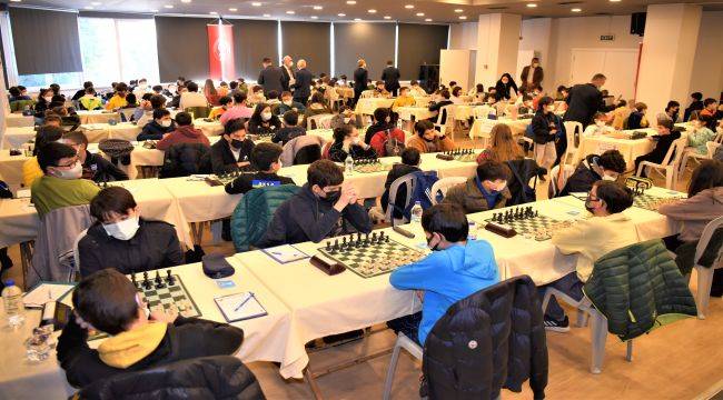 Bornova'da Çekişmeli Satranç Turnuvası 