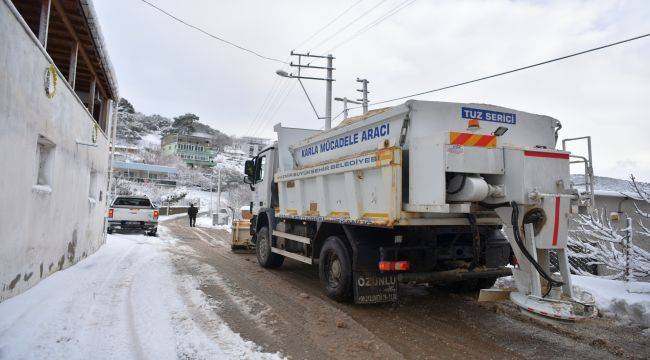 Bornova'da Kaymalara Karşı Tuz Serim Çalışması