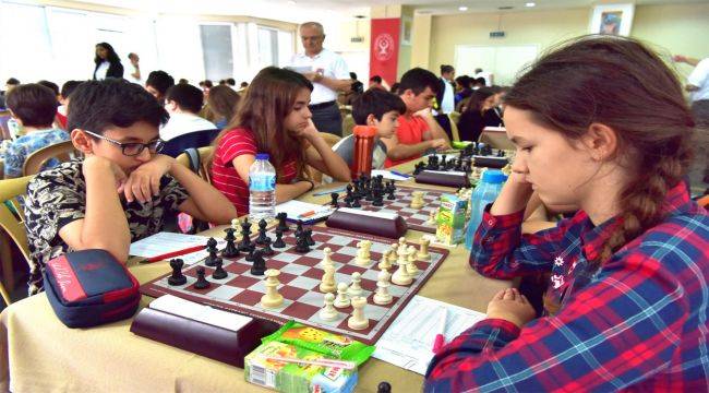 Bornova'da Satranç Turnuvası Heyecanı