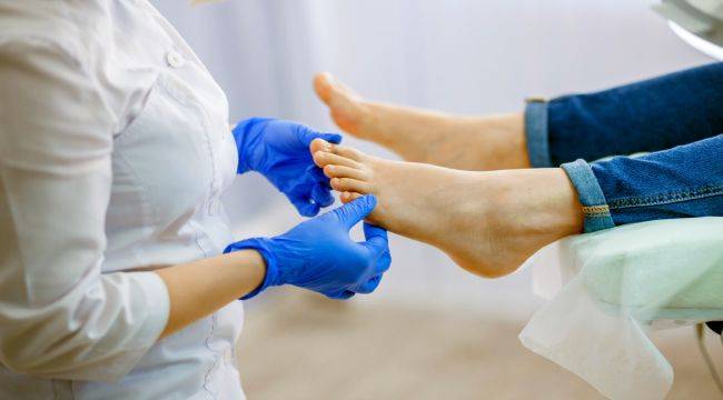 Hastalar Ayaklarındaki Yaraları Fark Etmiyor