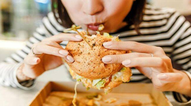 Sıkı diyetler, yeme ataklarını tetikliyor
