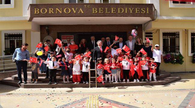 Başkan İduğ, makamı çocuklara teslim etti