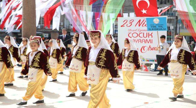 Bergama 23 Nisan'ı coşku ile kutladı