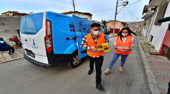 İzmir'de iftar yemeği dağıtıldı