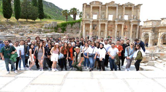 Balçovalı öğrenciler'den Efes çıkarması