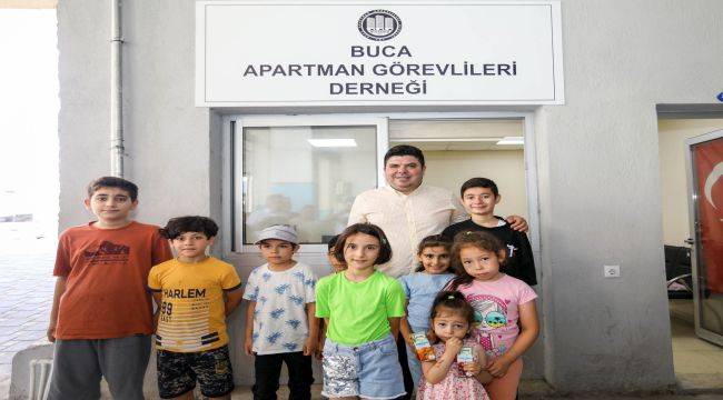 Başkan Kılıç’tan apartman görevlilerinin çocuklarına sürpriz