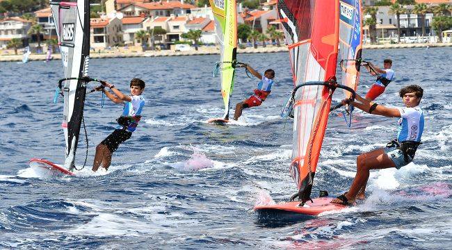 Yenifoça’da Rüzgar sörfü heyecanı