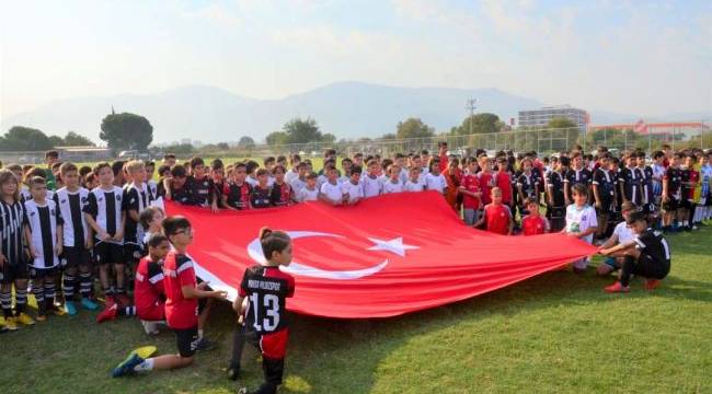 Geleceğin Futbolcuları Zafer Kupası'nda Ter Döktü