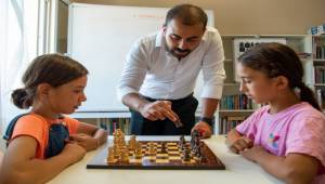Köylerde çocuklara satranç eğitimi 