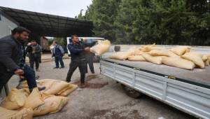 Buca Belediyesi’nden besicilere yem yardımı 